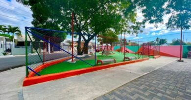 Alcalde Abel Martinez entrega hermoso parque infantil en barrio Los Salados