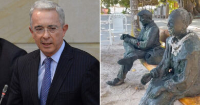 El "diálogo imaginario" de Álvaro Uribe con dos estatuas desata una avalancha de memes en Colombia