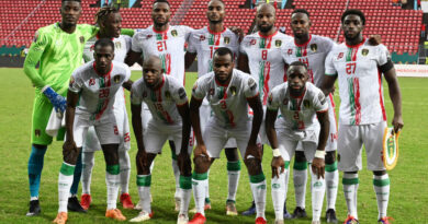 Ponen 3 veces el himno equivocado a la selección de Mauritania, piden a los jugadores que lo canten a capela y el capitán se rehúsa a hacerlo