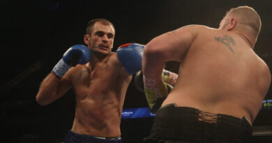 Un boxeador le da un puñetazo al referí después de que este detuviera el combate, marcado por cinco 'knockdowns' en dos asaltos