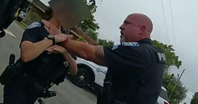 Un sargento de Policía de EE.UU. agarra del cuello a una oficial que lo alejó de un arrestado al que amenazó con gas pimienta