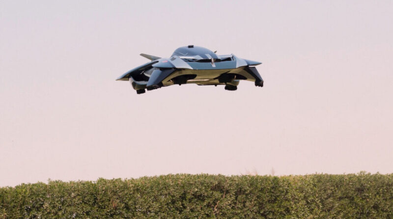 Una 'start-up' británica realiza un vuelo de prueba de su nuevo coche volador futurista, diseñado para viajes dentro de la ciudad