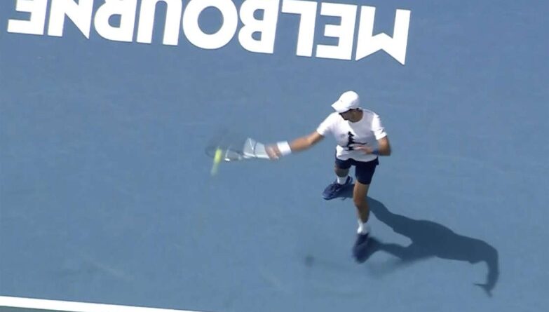 Djokovic vuelve a la cancha pese a las dudas sobre su visa