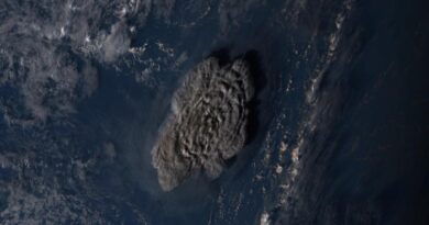 La amenaza de tsunami se aleja de la enorme erupción volcánica del Pacífico