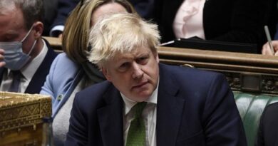 Boris Johnson se aferra al poder mientras miembros de su partido buscan su destitución