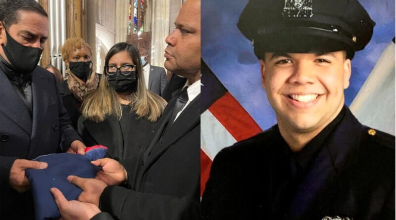 Consul entrega bandera dominicana a padre del policía asesinado en Nueva York Jason Rivera en emotivo encuentro de condolencias