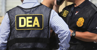 Arrestan a falso agente de la DEA en EE.UU. que entrenó durante un año a una mujer para obtener información sobre personas sin hogar