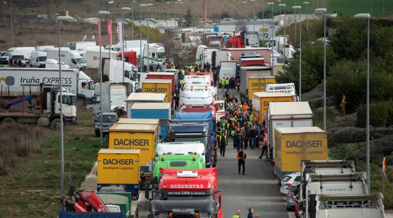 Desde desabastecimientos en supermercados a problemas en la producción: ¿qué está pasando con los camioneros en España?