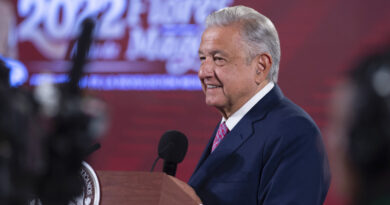 López Obrador critica el "mundo color de rosa" que pinta Netflix en sus series sobre narcotráfico