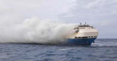 Un buque de carga que transportaba automóviles de lujo (incluidos Porsches y Bentleys) se hunde en el océano Atlántico