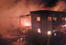 Un incendio quema bidones con líquido inflamable en una nave industrial de Barcelona