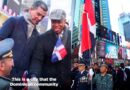Alcalde de Nueva York felicita ex policía dominicano por ser el primero en izar la bandera dominicana en Times Square