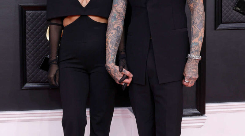Kourtney Kardashian brilla en un traje cut-out en los Grammys 2022