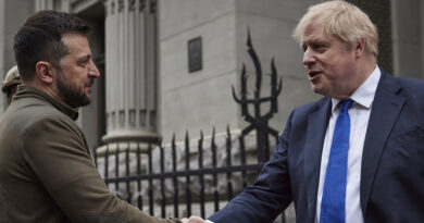 Boris Johnson promete "apoyo inquebrantable" a Ucrania y acuerda otorgar a Kiev nueva ayuda militar junto con 500 millones de dólares en préstamos