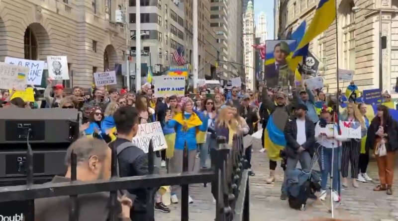 Corean el nombre del batallón nacionalista Azov durante una manifestación en apoyo a Ucrania en Nueva York