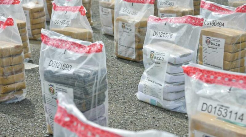 DNCD ocupa 1,402 paquetes de cocaína y apresa a ocho personas
