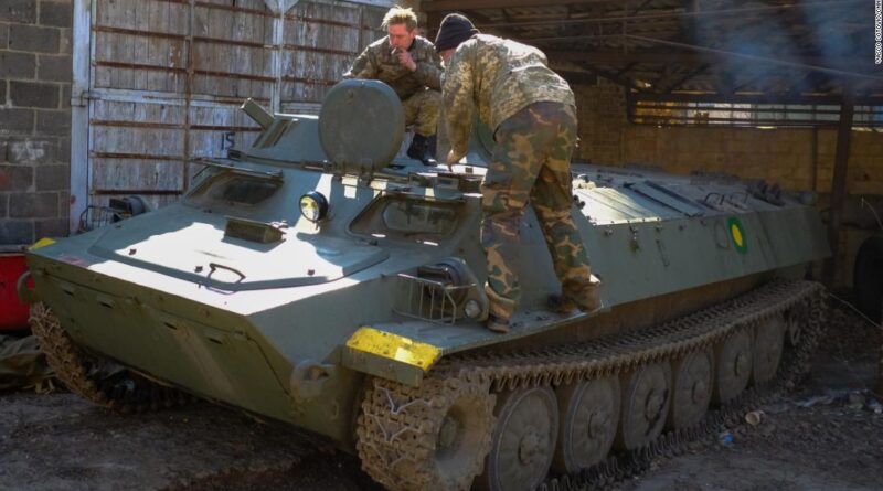 Ejército ruso muestra como trofeos las armas de un depósito militar ucraniano que tomaron