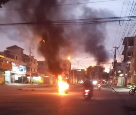 Falpo inicia calentamiento de huelga con quema de gomas en San Francisco de Macorís