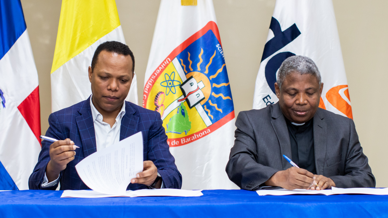 Gobierno y Universidad Católica de Barahona firman acuerdo para formar ingenieros en electricidad