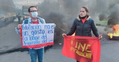 Maestros protestan con cierres de vías y quema de llantas en varias ciudades de Ecuador: ¿Cuáles son los reclamos?