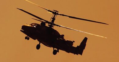 Un helicóptero ruso Ka-52 ataca vehículos blindados ucranianos camuflados en un bosque