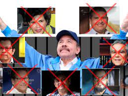 Tras la farsa electoral, la farsa judicial: cómo Daniel Ortega condenó a los 7 candidatos que intentaron enfrentarlo Daniel Ortega se declaró ganador de las elecciones de noviembre 2021 despues de apresar a los candidatos opositores que lo superaban. La feroz cacería que el régimen de Daniel Ortega desató contra todos los posibles candidatos presidenciales de la oposición, terminó este mes con condenas de entre ocho y 13 años de cárcel contra todos ellos. Ortega se aseguró un cuarto periodo consecutivo al frente del gobierno de Nicaragua a través de un proceso electoral que la oposición consideró “una farsa” y que llegó incluso a detener entre el dos de junio y 24 de julio a siete de los posibles candidatos con mayores índices de popularidad. De esta forma Ortega compitió el siete de noviembre pasado solo contra candidatos desconocidos, provenientes de partidos afines a su régimen. “La declaración de culpabilidad contra los siete rivales que pretendían hacerle frente a Ortega y Murillo es la consumación de la persecución y judicialización política contra todo liderazgo o fuerza opositora que aspiraba disputar el poder a través del voto”, expresó el organismo independiente Urnas Abiertas, que desde el exilio y el clandestinaje ha dado seguimiento el proceso electoral nicaragüense. El organismo destaca las múltiples violaciones al proceso judicial a las que el régimen recurrió para sacar del juego a estos candidatos que, según diversas encuestas independientes, le hubiese ganado a Daniel Ortega en unas competencias justas y libres. Una encuesta de la firma CID-Gallup, realizada en septiembre de 2021, reveló que el 65 por ciento de los nicaragüenses hubiese votado por cualquiera de los siete precandidatos que están en la cárcel y solo el 19 por ciento lo hubiese hecho por Daniel Ortega. Los posibles candidatos de la oposición fueron apresados en una intensa redada policial que se ejecutó contra líderes políticos, periodistas, empresarios y analistas, que en estos momentos alcanza a por lo menos 177 personas presas por razones políticas. Entre las violaciones que el régimen ejecutó contra el proceso judicial de los presos políticos, Urnas Abiertas señala las detenciones arbitrarias, allanamientos sin orden judicial y sin entregar acta de ocupación de bienes, prolongación injustificada de prisión preventiva superior a los 90 días que establece la ley, violación a la presunción de inocencia, incumplimiento y rechazo de los recursos de exhibición personal, y el derecho a ser juzgados por jueces imparciales, entre otras. Asimismo, los familiares de los presos políticos han denunciado la particular saña con que el régimen ha actuado contra ellos al mantenerlos aislados, con escazas raciones de comida, visitas cada dos meses, y sin derecho a entrevistarse con sus abogados. Urnas Abiertas describe así a las personas a quienes Daniel Ortega apresó y condenó para evitar competir contra ellos: Cristiana Chamorro, periodista, fue la primera candidata en ser detenida y la última en ser condenada. Tenía los mayores índices de popularidad como posible candidata de la oposición. El 11 de marzo del 2022 fue declarada culpable por los delitos de lavado de dinero, bienes y activos, apropiación y retención indebida, gestión abusiva y falsedad ideológica y el 21 de marzo se leyó la sentencia que la condena a ocho años de cárcel y una multa equivalente a tres veces el monto supuestamente lavado. Se mantiene incomunicada en arresto domiciliario. Cristiana Chamorro fue apresada poco después de manifestar su inteción de ser candidata de la oposición nicaragüense. Recientemente fue condenada a ocho años de cárcel. EFE/ Jorge Torres/Archivo Arturo Cruz, académico y diplomático, el 23 de febrero fue declarado culpable del delito de “conspiración para cometer menoscabo a la integridad nacional en perjuicio del Estado de Nicaragua y de la sociedad” y condenado a 9 años de prisión. El 19 de febrero se le envió a prisión domiciliar por problemas de salud. Cruz fue embajador del régimen de Daniel Ortega entre 2007 y 2009, y pretendía ser el candidato del partido opositor Ciudadanos por la Libertad (CxL). Félix Maradiaga, académico y líder de la opositora Unidad Azul y Blanco (UNAB). El 23 de febrero fue declarado culpable de “conspiración para cometer menoscabo a la integridad nacional en perjuicio del Estado de Nicaragua y de la sociedad”. Se le impuso una condena de 13 años de prisión y fue inhabilitado para ejercer cargos públicos en una sentencia leída el 03 de marzo del 2022. Urnas Abiertas destaca que su juicio duró siete días y fue realizado sin acceso a la prensa ni al público en la cárcel conocida como El Chipote. “La Fiscalía presentó como testigos a 27 agentes de la Policía Nacional y las pruebas que se presentaron en su contra fueron su participación en un grupo de WhatsApp y entrevistas que brindó a medios de comunicación. El día del juicio fue impedido de cualquier comunicación con su abogado”, señala el organismo. Maradiaga ha tenido cuatro abogados. Uno fue detenido, dos más marcharon al exilio después de recibir amenazas y el cuarto y último lo conoció el mismo día que le leyeron su sentencia. Juan Sebastián Chamorro, economista, y líder de la opositora Alianza Cívica. Fue declarado culpable el mismo día de su cumpleaños, el 23 de febrero de 2022, por el supuesto delito de “conspiración para cometer menoscabo a la integridad nacional en perjuicio del Estado de Nicaragua y de la sociedad” y se le impuso una condena de 13 años de prisión. “No se le ha permitido ni carta, ni llamada telefónica, ni foto de su esposa, Victoria Cárdenas, quien fue acusada como “traidora de la patria” por pedir la libertad de Chamorro en escenarios internacionales”, indica Urnas Abiertas. Miguel Mora, periodista, fue arrestado en su domicilio el 20 de junio del 2021 el 4 de febrero del 2022 fue declarado culpable por el supuesto delito de “conspiración para cometer menoscabo a la integridad nacional en perjuicio del Estado de Nicaragua y de la sociedad” y condenado a 13 años de cárcel. “Las pruebas que la Fiscalía presentó contra Mora son publicaciones del periodista en la red social Twitter. También, de un archivo audiovisual que contiene el extracto de una entrevista que brindó el periodista en 2018, según familiares, dicho archivo fue manipulado. Los representantes del Ministerio Público presentaron pruebas (pasaporte, celular y computadora), sin que lograran explicar su relación con el supuesto delito de conspiración”, describe el organismo. Medardo Mairena, agricultor y líder del Movimiento Campesino, fue declarado culpable de “conspiración para cometer menoscabo a la integridad nacional” el 9 de febrero y condenado diez días más tarde a 13 años de cárcel. “La fiscalía presentó como pruebas una fotografía donde Mairena se muestra junto al embajador de Estados Unidos, Kevin Sullivan, videos donde solicita sanciones internacionales y capturas de publicaciones en redes sociales donde pide respeto a los derechos humanos”, señala Urnas Abiertas. El 13 de julio de 2018 fue apresado y luego condenado a 216 años de cárcel por “terrorismo” y “romper el orden constitucional”. Fue liberado el 11 junio de 2019 bajo una Ley de Amnistía aprobada por la Asamblea Nacional. Noel Vidaurre, abogado y político conservador, fue declarado culpable de “conspiración para cometer menoscabo a la integridad nacional” el 25 de febrero del 2022 y condenado a 9 años de prisión.