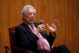Mario Vargas Llosa tiene COVID-19 y fue internado pero evoluciona favorablemente