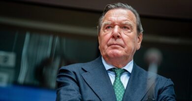 Alemania despoja al excanciller Schröder de privilegios especiales y el Europarlamento pide sancionarlo por sus vínculos con Rusia