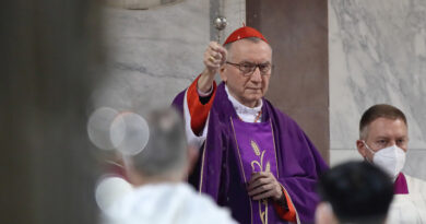 Cardenal del Vaticano justifica el envío de armas a Ucrania citando una enseñanza de la Iglesia
