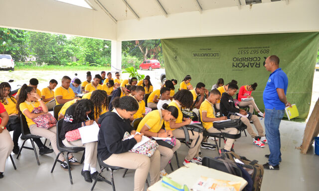ATENCION: Estudiantes reciben clase en terrazas y marquesinas en PP
