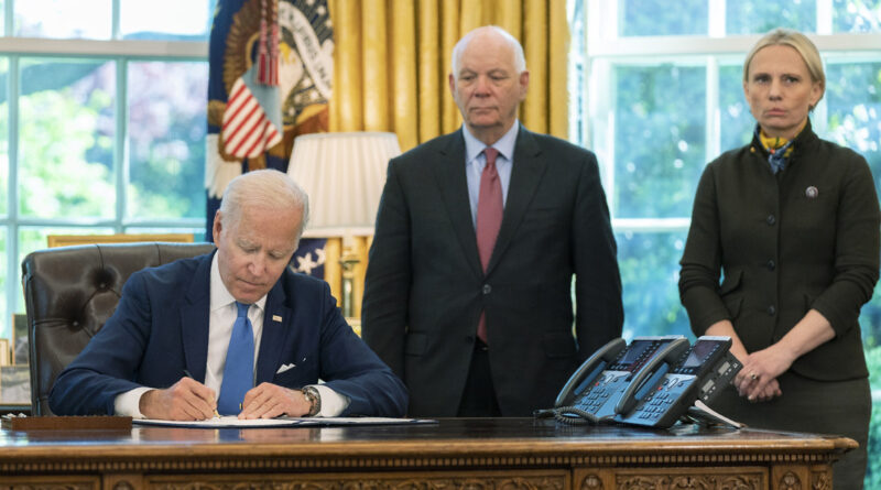 ¿En qué consiste la ley de préstamo y arriendo de equipo militar a Ucrania firmada por Biden?