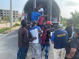 Exigen detener operativos de migración en ciudad Juan Bosch