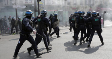 La Policía francesa dispersa con gases lacrimógenos a manifestantes que salieron a las calles el Día del Trabajo