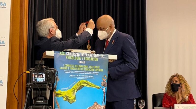El Ministro de Educación, Dr. Roberto Fulcar, recibe medalla de oro en reconocimiento a la política dominicana de formación docente durante la pandemia.