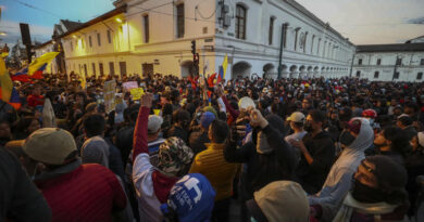 Colectivos sociales avivan e incrementan la protesta indígena en Ecuador
