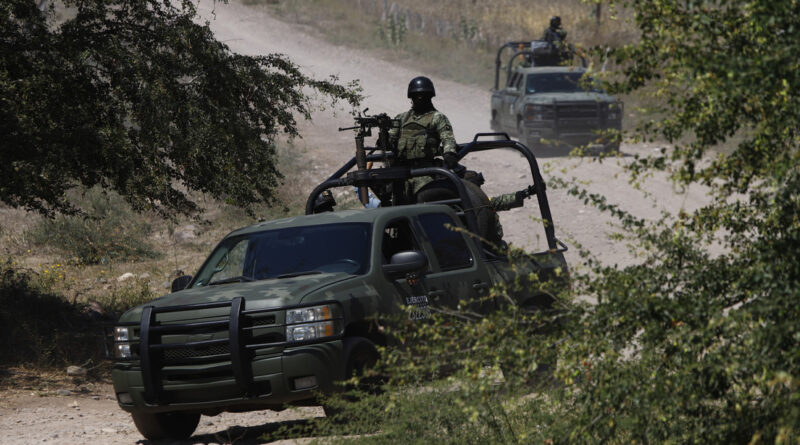 Captan a soldados mexicanos bajando la mirada e ignorando el paso de un convoy de supuestos sicarios furtemente armados