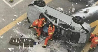 Mueren dos empleados chinos tras perder el control de un coche eléctrico que cayó desde un tercer piso