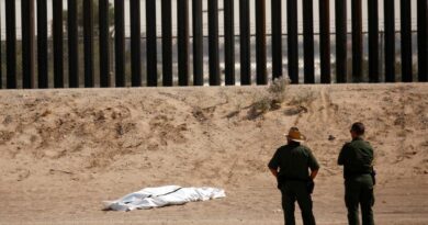 Un migrante muere tras caer del muro fronterizo entre EE.UU. y México