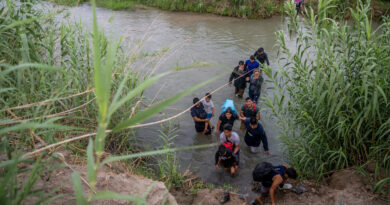 Las duras imágenes del cruce de migrantes por el Río Grande en la frontera sur de EE.UU.