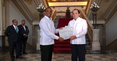 Ministro Paliza recibe de la UTECT títulos de los terrenos del Palacio Nacional y el DNI
