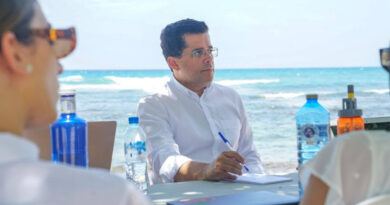 Ministro de Turismo lleva su oficina de trabajo a la Playa