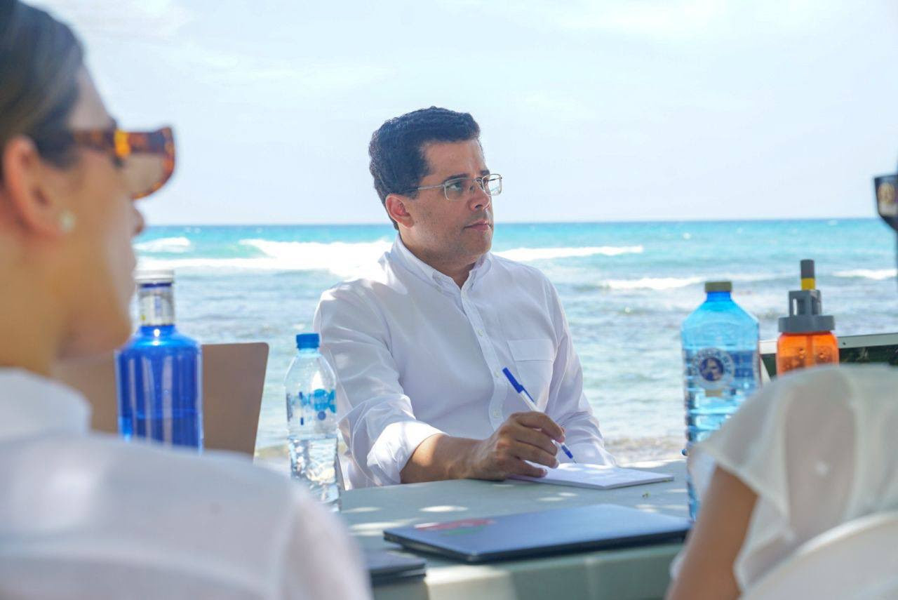 Ministro de Turismo lleva su oficina de trabajo a la Playa