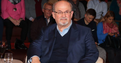 Atacan al escritor Salman Rushdie durante un evento en Nueva York