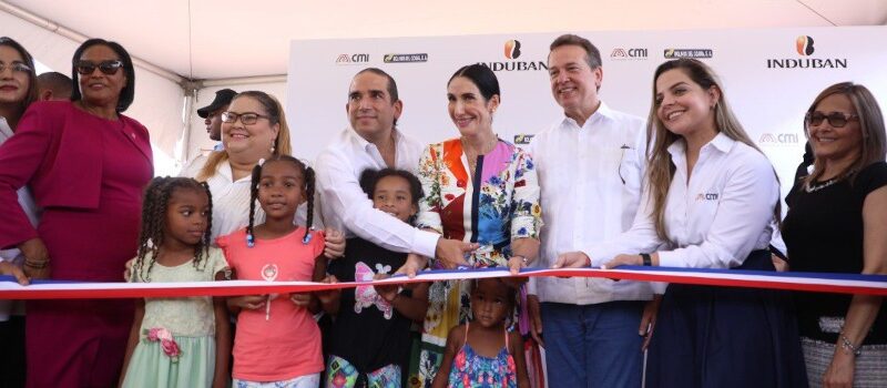 Primera dama, MICM y empresas inauguran campo de béisbol y parque recreativo en Azua