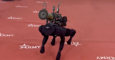 Un perro robot con un lanzagranadas a la espalda corre entre los invitados de la exposición Army-2022