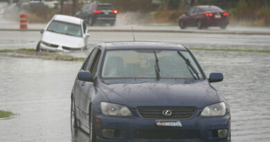 Un reportero rescata a una mujer atrapada en una inundación causada por las lluvias torrenciales en Dallas