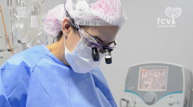 Una doctora colombiana es la primera mujer en realizar un trasplante de corazón artificial en América Latina