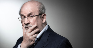 Activistas y disidentes responsabilizan a Irán del ataque a Salman Rushdie en Nueva York