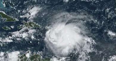 Fiona se convierte en huracán mientras se acerca a Puerto Rico
