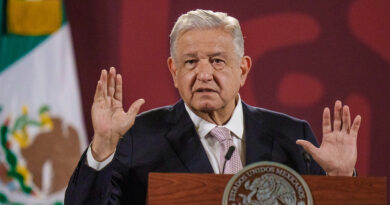 López Obrador confirma la renuncia del fiscal del caso Ayotzinapa y denuncia presiones para entorpecer la investigación